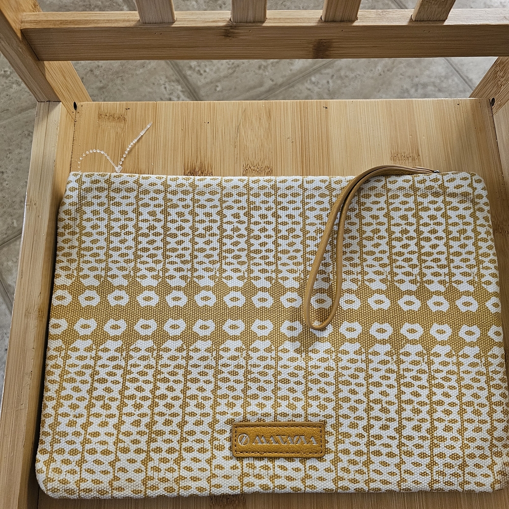 Manaola Gold and White Patterned Clutch